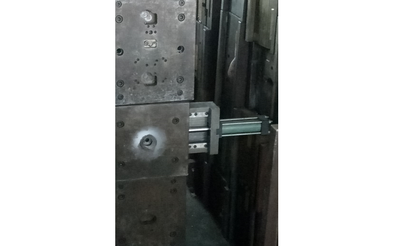 广发体育网页厂手上的油缸，原理简单，使用方便，便于使用！